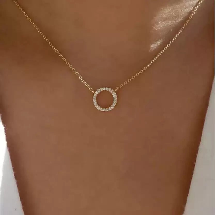 Golden Alloy Chain Necklace with Sparkling Circle Pendant – Elegant Pendant Set for Women