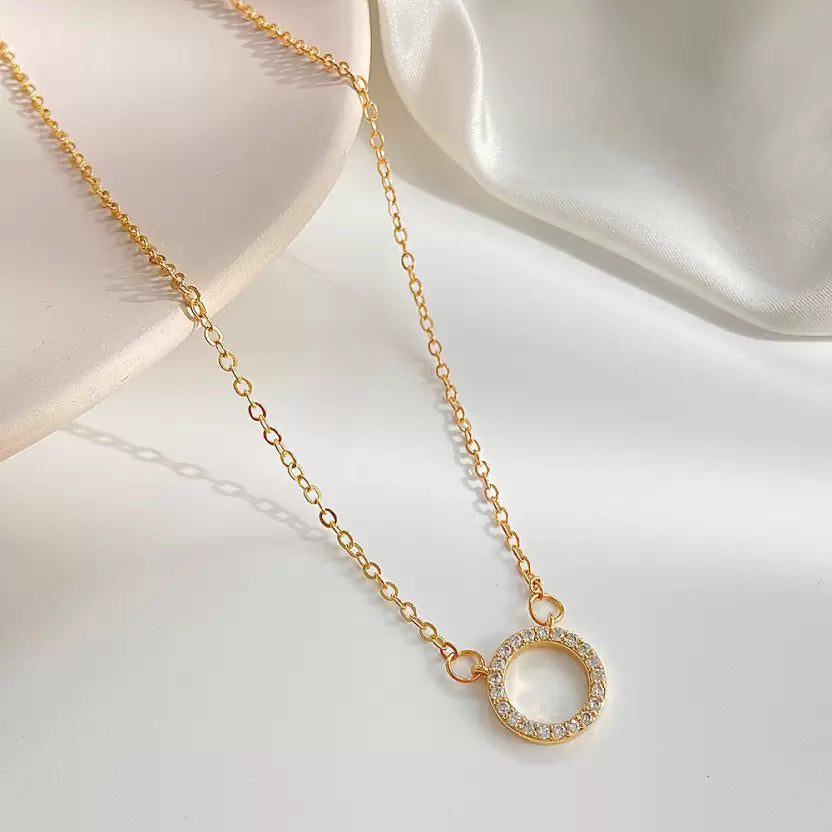 Golden Alloy Chain Necklace with Sparkling Circle Pendant – Elegant Pendant Set for Women