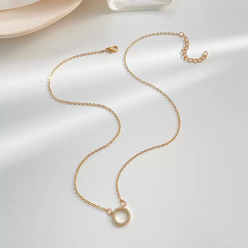 Golden Alloy Chain Necklace with Sparkling Circle Pendant – Elegant Pendant Set for Women